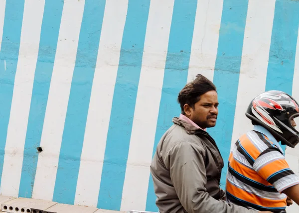 Kaksi Miestä Moottoripyörän Nopeudella Sininen Valkoinen Raidallinen Seinä Bangaluru Karnataka — kuvapankkivalokuva
