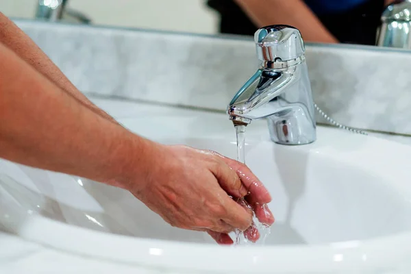 洗手以防止感染柯氏病毒的人士 — 图库照片