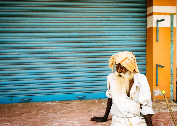 Vieil Homme Avec Une Longue Barbe Blanche Portant Une Enveloppe — Photo