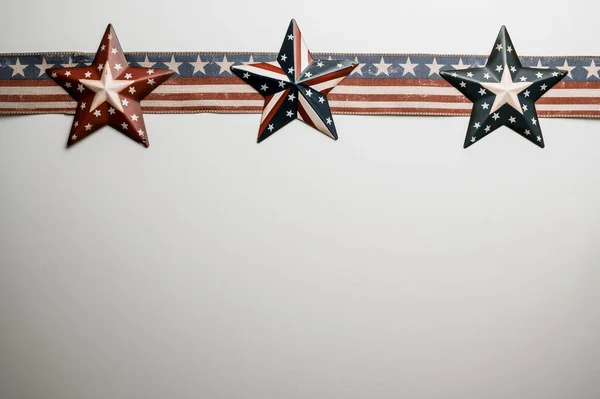 Estrellas Rayas Americanas Planas Sobre Fondo Madera Rústica — Foto de Stock
