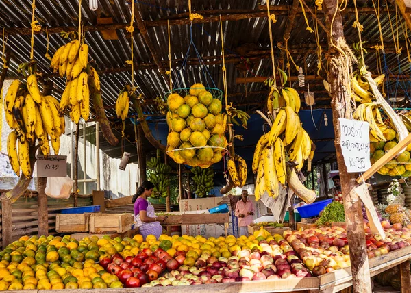 Large Bananas Hang Abundant Apples Fruit Stand — Stock Photo, Image
