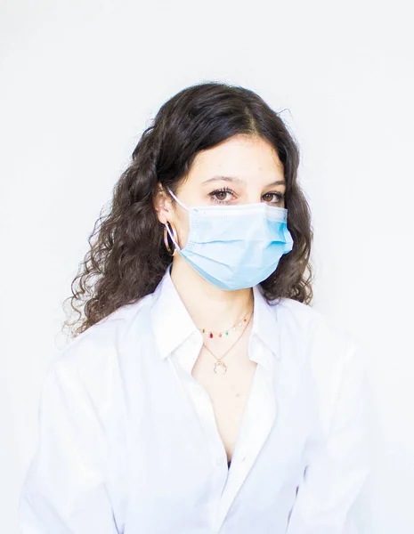 Portrait Van Vrouw Met Beschermende Gezichtsmasker Witte Achtergrond Studio — Stockfoto