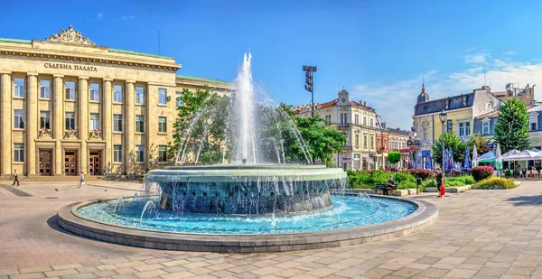 Ruse ブルガリア 2019 晴れた夏の日に ブルガリアのルセ市にあるフリーダム記念碑近くの噴水 — ストック写真