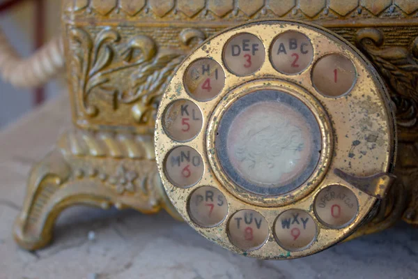 Sluiten Van Een Oude Gouden Telefoon Wijzerplaat — Stockfoto