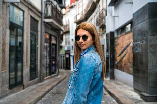 Retrato Uma Mulher Jaqueta Jeans Azul Uma Rua Cidade Velha — Fotografia de Stock