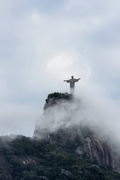 Hermosa Vista Cristo Redentor Estatua Medio Las Nubes Cima Montaña —  Fotos de Stock