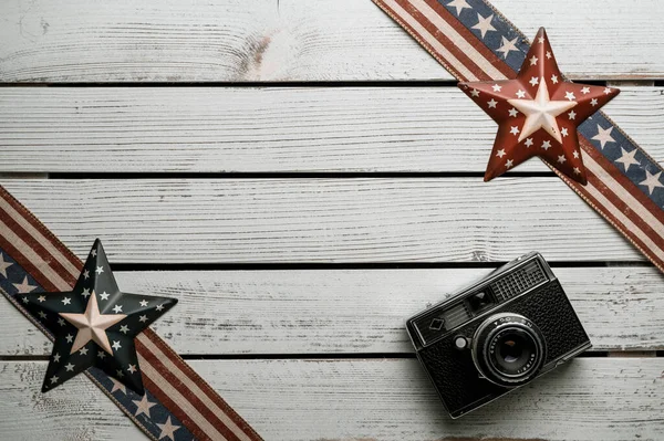 Estrellas Rayas Americanas Planas Sobre Fondo Madera Rústica —  Fotos de Stock