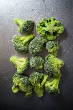 Metal bir masada donmuş brokoli..