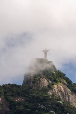 Rio de Janeiro, Brezilya 'daki Corcovado Dağı' nın tepesindeki Kurtarıcı Heykeli 'ne bakın.