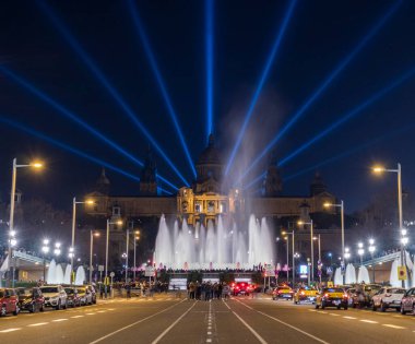 Barcelona 'daki Montjuic çeşmelerinde ışıklar ve su