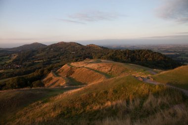 Alacakaranlıkta Malvern tepelerinin üzerindeki ormanı seyret.
