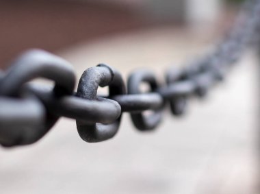 Uzun soluk siyah sokak zinciri