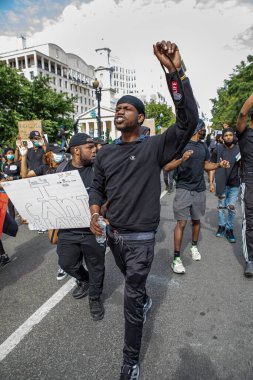 Protestocu Beyaz Saray 'ın önünde yürüdü