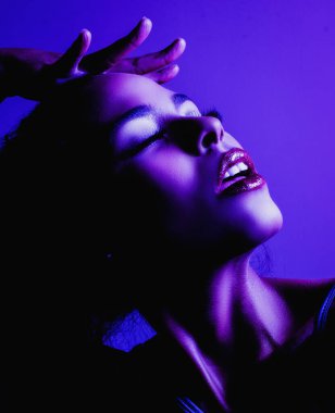 Güzel bir İspanyol kadının neon portresi.