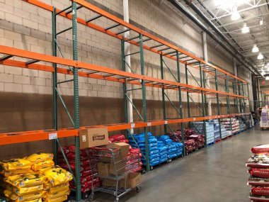 Alabama 'da bir Costco mağazasında boş raf.