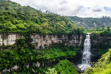 Bogota, Kolombiya yakınlarında bir şelale. Adım Salto del Tequendama.