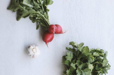 Beyaz arka planda doğal sebzeli yemek masası