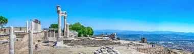Pergamon, Türkiye -07.22.2019. Türkiye 'deki Antik Yunan kenti Pergamon' un kalıntılarında bulunan Agora. Güneşli bir yaz gününde büyük panoramik manzara