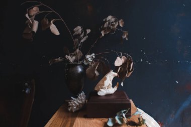 Vazoda sarı dallar, ev dekorasyonu.