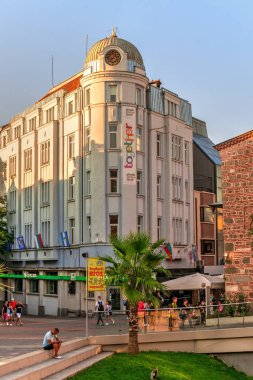 Filibe, Bulgaristan - 07.24.2019. Bulgaristan 'ın Filibe kentinde Knyaz Alexamder Caddesi, güneşli bir yaz gününde ana cadde