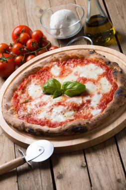 Ahşap fırın İtalyan pizzası margherita.