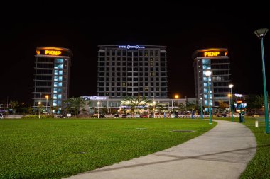 Ipoh, Malezya - 09 OCT 2017: Ipoh şehrinde yepyeni bir Casuarina ve yeni bir PKNP (Perak Geliştirme Departmanı). Modern çağın estetik tasarımı, mimari ihtişam, yeni geliştirme alanında, bir kamu parkının önünde..