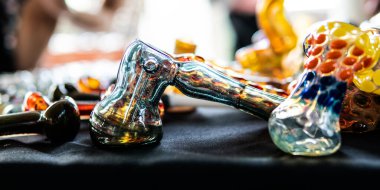 Sigara içmek için THC CBD esrar tomurcukları hazırlayın