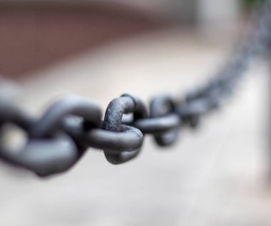 Uzun soluk siyah sokak zinciri