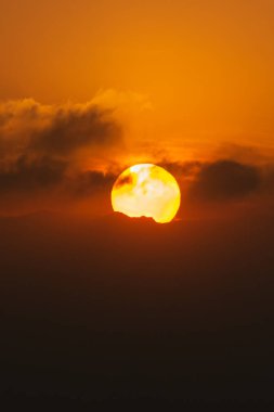 Dağda sarı gün batımı