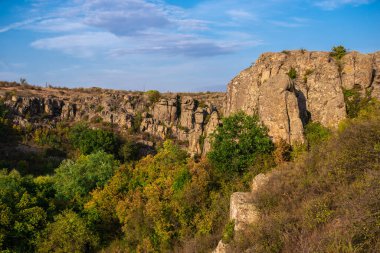 Güneşli bir akşamda Ukrayna 'nın Nikolaev bölgesindeki Aktovo köyünde Mertvovod nehri ile derin granit kanyonu. Ukrayna 'nın doğal harikalarından biri.