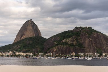 Botafogo Beach, Rio de Janeiro, Brezilya 'dan Sugar Loaf Dağı' na güzel bir manzara