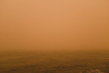 Turuncu gökyüzü ve kum fırtınası El Medano, Tenerife, Kanarya Adaları, İspanya