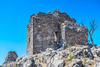 Türkiye 'de Antik Yunan kenti Pergamon' un kalıntıları güneşli bir yaz gününde