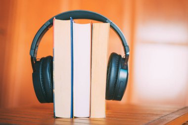 Kulaklıklı kitaplar. Audiobook konsepti.