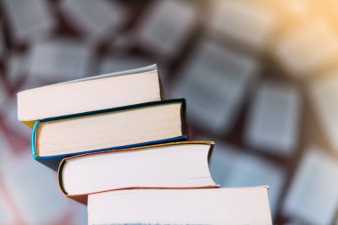 İkinci el kitaplar kulesi. Kullanılmış ve ikinci el kitap kavramı.