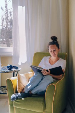 Genç esmer kadın covid19 salgını sırasında evde kalıyor.