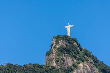 Rio de Janeiro, Brezilya 'daki Corcovado Dağı' nın tepesinde Kurtarıcı İsa 'nın güzel manzarası