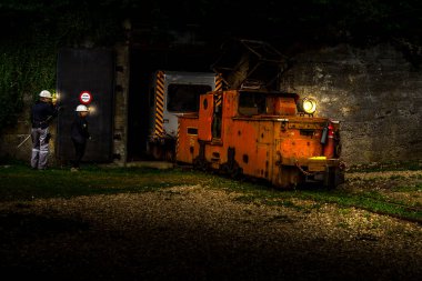 Madenden çıkan maden treni lokomotifi.