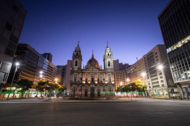 Brezilya 'nın Rio de Janeiro şehrinde alacakaranlık mavisi saatte büyük tarihi katedralin güzel manzarası.