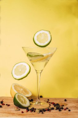 Masada bir bardak martini.