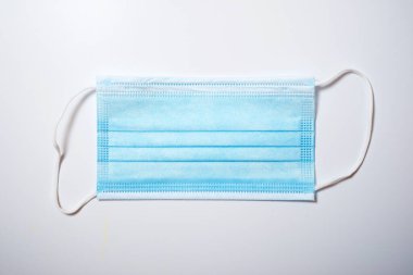 Masadaki cerrahi maske.