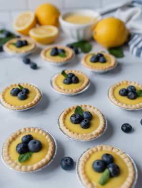 Misket tezgahında yaban mersinli mini limonlu turtalar yakın..