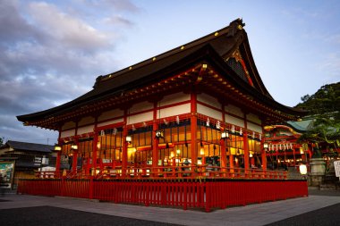 Fushimi Inari-Taisha Tapınağı Japonya 'nın Kyoto kentindeki en ikonik manzaralardan biri olarak bilinir. 1300 yıldan fazla bir süredir, şehrin tarihi mirasında, eğimli çatıları ve özenle hazırlanmış ahşap cepheleriyle sunulmak üzere tarihi yapılar inşa ediliyor.