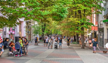 Filibe, Bulgaristan - 07.24.2019. Bulgaristan 'ın Filibe kentindeki sokaklar güneşli bir yaz gününde