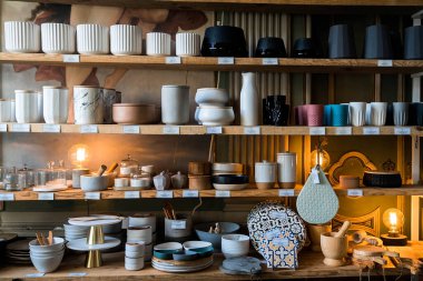 El yapımı tabaklar ve satılık seramiklerle raflar..