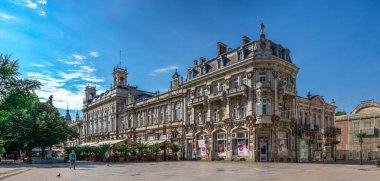 Rusçuk, Bulgaristan - 07.26.2019. Güneşli bir yaz gününde, Bulgaristan 'ın orta kesimindeki Rusçuk meydanındaki ünlü eski ev. Büyük boyutlu panoramik görünüm