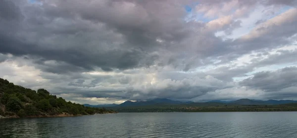 Lac Avec Des Montagnes Horizon Végétation Avec Ciel Nuageux Menaçant — Photo