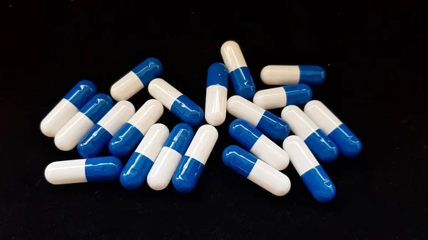 Blauwe Witte Apotheek Capsules Zwarte Achtergrond — Stockfoto