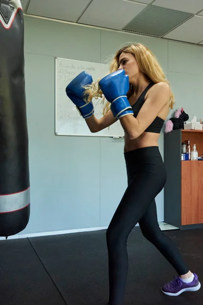 Блондинка Тренируется Боксёрском Зале — стоковое фото