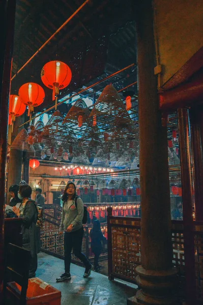 Woman Exploring Hong Kong Temple — Stock Photo, Image